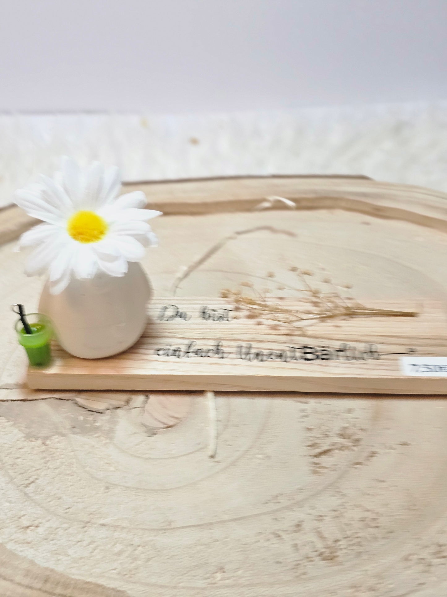 Kleines Bärchen auf Holzbrettchen