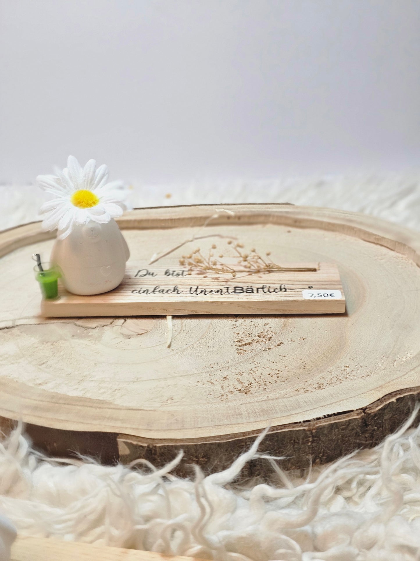 Kleines Bärchen auf Holzbrettchen